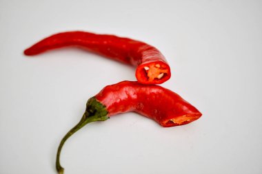  Kırmızı biber beyaz arkaplanda izole edildi