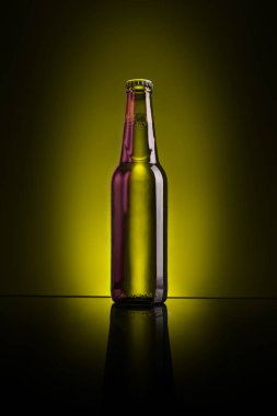  Siyah arka planda bir şişe şarap.