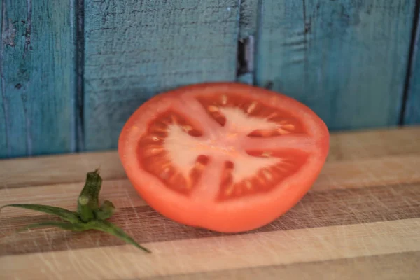 Tomate Auf Holzbrett — Stockfoto