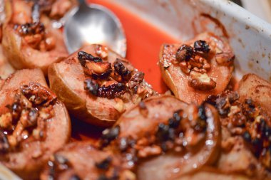 Kızarmış et ve sebze.