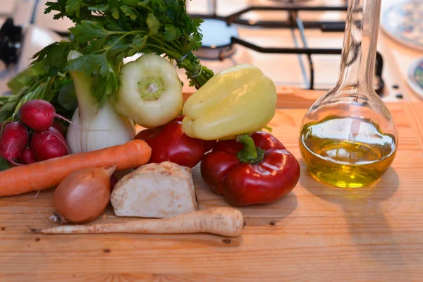 Verduras Frescas Una Tabla Cortar — Foto de Stock