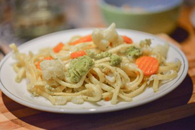  Domates soslu ve fesleğenli spagetti