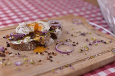  Kremalı ve çikolatalı kek.