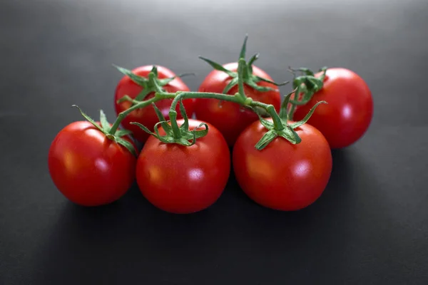 葡萄上新鲜的西红柿 — 图库照片