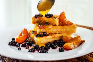 meyve ve çikolata ile kek