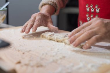  Eller yoğurma hamur haddeleme