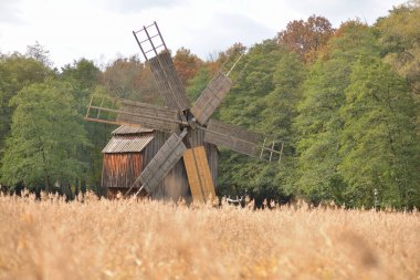bir alandaki eski yeldeğirmeni