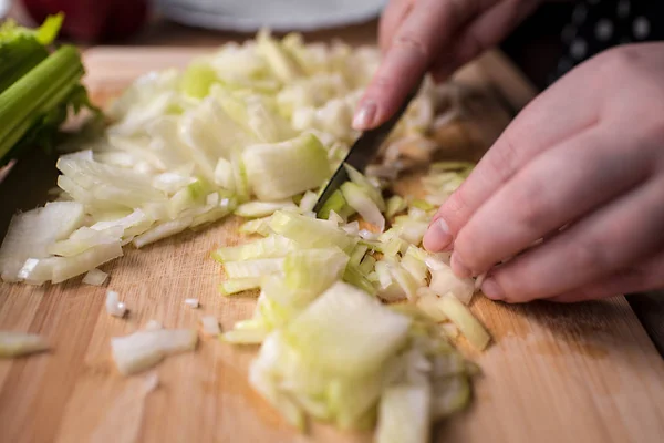 Chef Preparando Salada Fresca — Fotografia de Stock