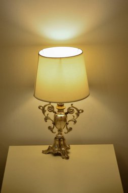  Lamba masanın üstünde.