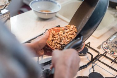  restoranda yemek yiyen adam