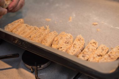  Şef mutfakta yemek hazırlıyor.