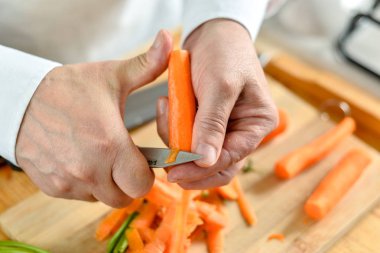  havuç püresi için temizlenir