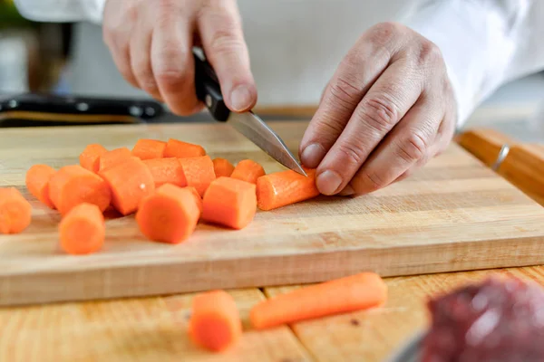 Cozinheiro Que Corta Cenoura — Fotografia de Stock