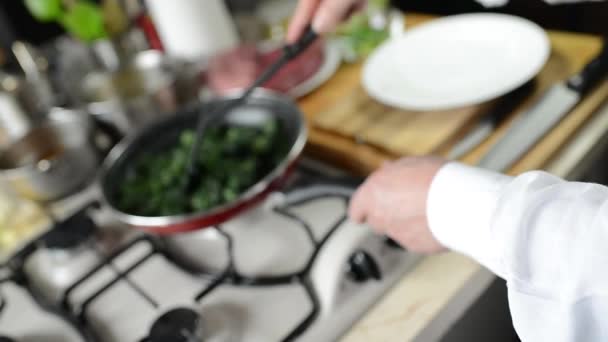 煎锅上的新鲜菠菜 — 图库视频影像