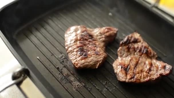 烤肉架上的牛排 — 图库视频影像