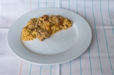 beyaz tabakta tavuk ve sebze ile pilav