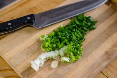  parçalayıcı üzerinde yeşil soğan