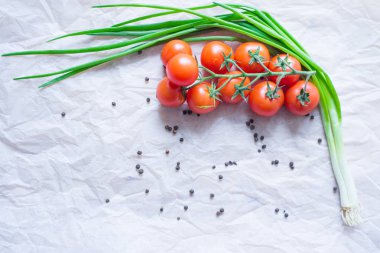  Tahta masada kiraz domatesleri