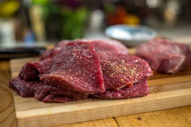  Kesme tahtasındaki çiğ et