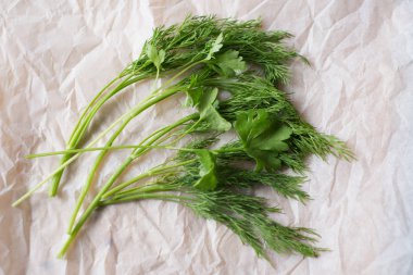  Beyaz arka planda taze sebzeler