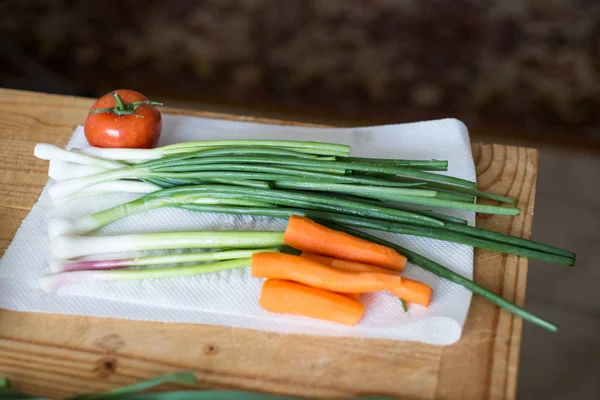 Verduras Frescas Una Tabla Cortar — Foto de Stock