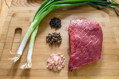  Taze sebzeli çiğ et