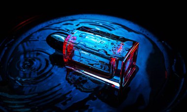 su arka plan üzerinde parfüm şişesi