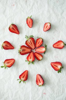  beyaz arka planda kesilmiş taze çilek