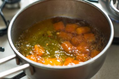  yeşil dereotu ile havuç çorbası