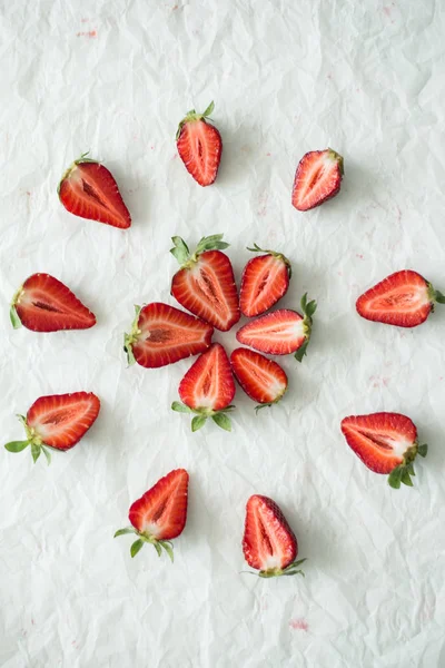 Fresas Frescas Cortadas Sobre Fondo Blanco — Foto de Stock