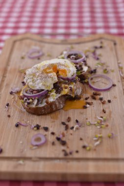  tepside ekmek, yumurta ve soğan