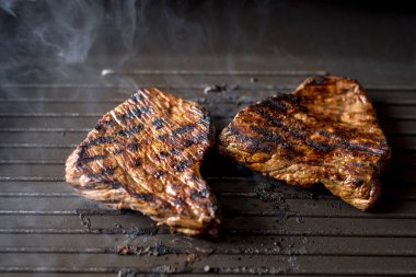  ızgarada sığır eti ve domuz eti