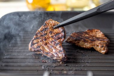  ızgarada sığır eti ve domuz eti
