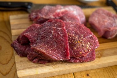 Kesme tahtasındaki çiğ et