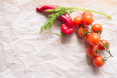  arka planda domates ve diğer sebzeler