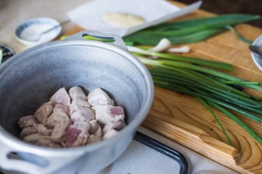  arka planda sebze ile et