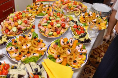  şenlikli akşam yemekleri veya düğünler için hazırlanan tatlılar