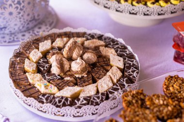  şenlikli akşam yemekleri veya düğünler için hazırlanan tatlılar