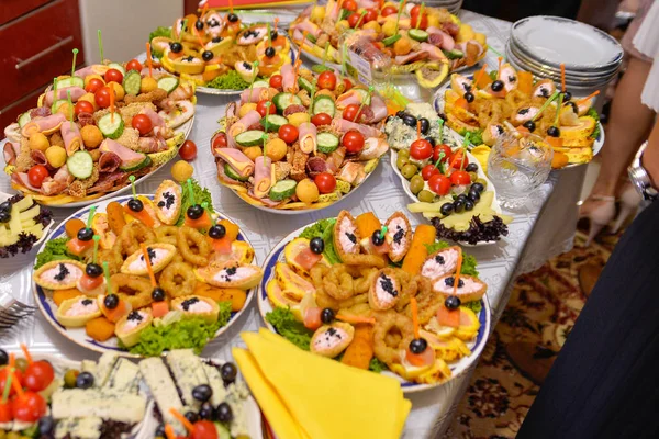  şenlikli akşam yemekleri veya düğünler için hazırlanan tatlılar