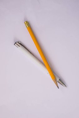  arka planda kalem ve kalem