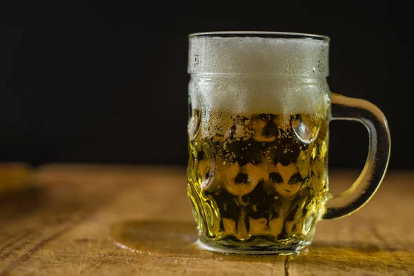 Glas Bier Auf Holzgrund — Stockfoto