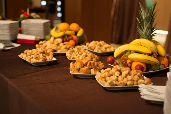 Mahlzeit Mit Obst Und Kuchen — Stockfoto