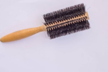  gri arka plan üzerinde saç fırçası