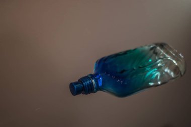 arka planda parfüm cam