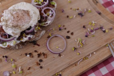 soğan ve yumurta ile sandviç