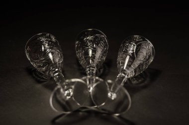  arka planda kristal gözlük