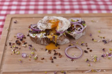 soğan ve yumurta ile sandviç