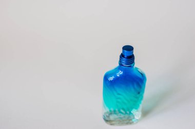  gri arka plan üzerinde parfüm cam