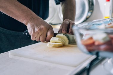 kereviz masanın üzerinde mermi kesti
