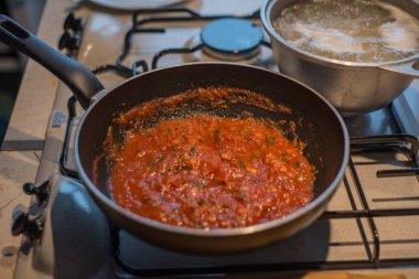 İtalyan makarnası için domates sosu.